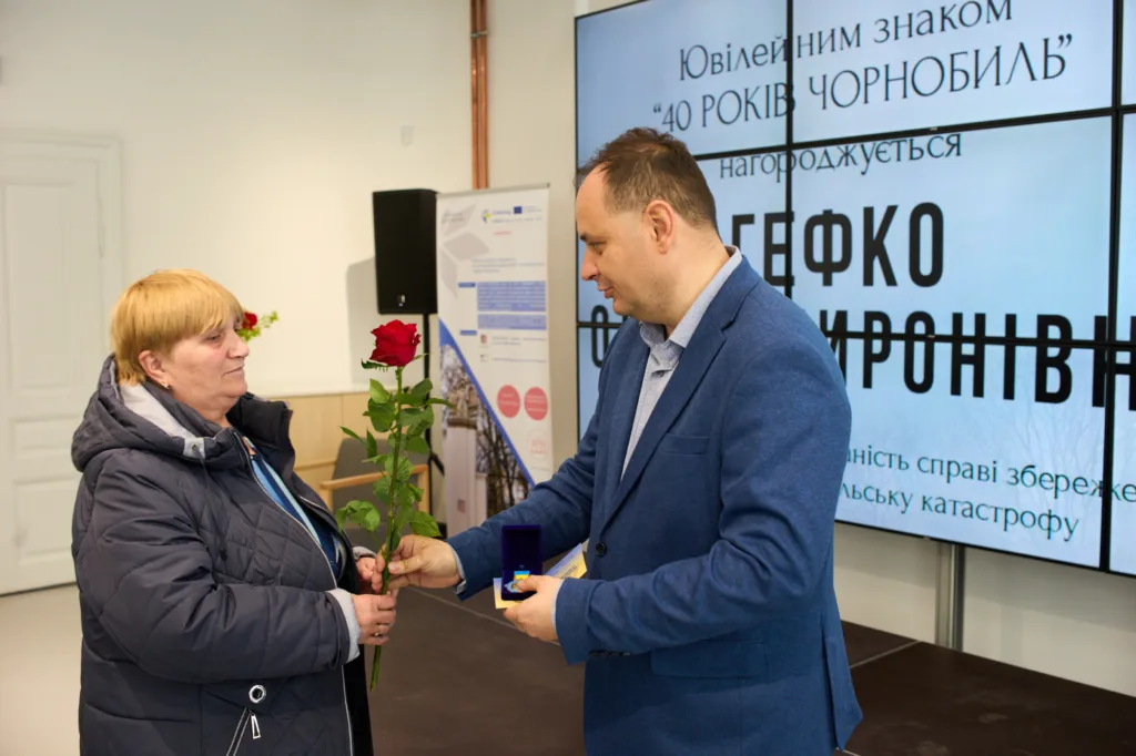 Вручення нагороди до річниці Чорнобильської катастрофи