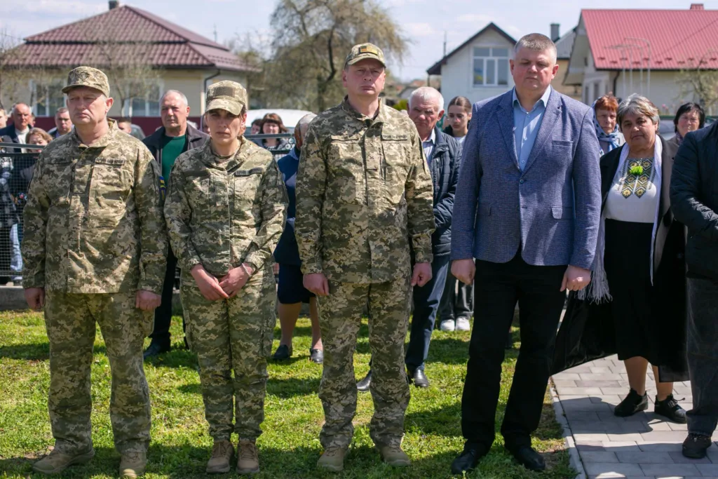 Військові та громадяни на урочистому заході