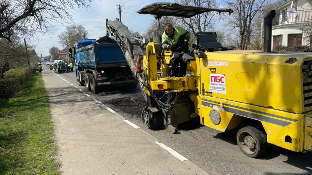 Ремонт дороги асфальтоукладальною технікою