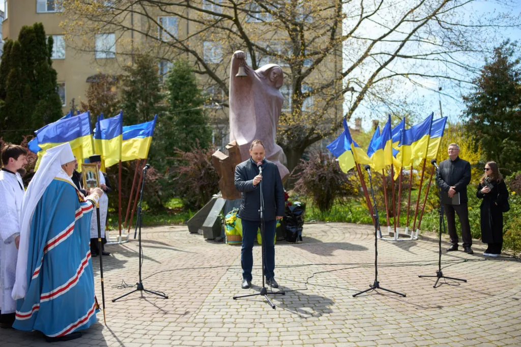 Мітинг біля пам’ятника з українськими прапорами