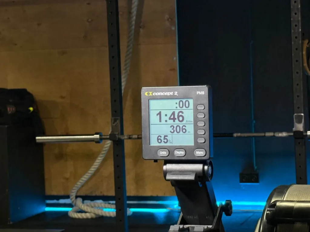 Екран гребного тренажера в спортзалі