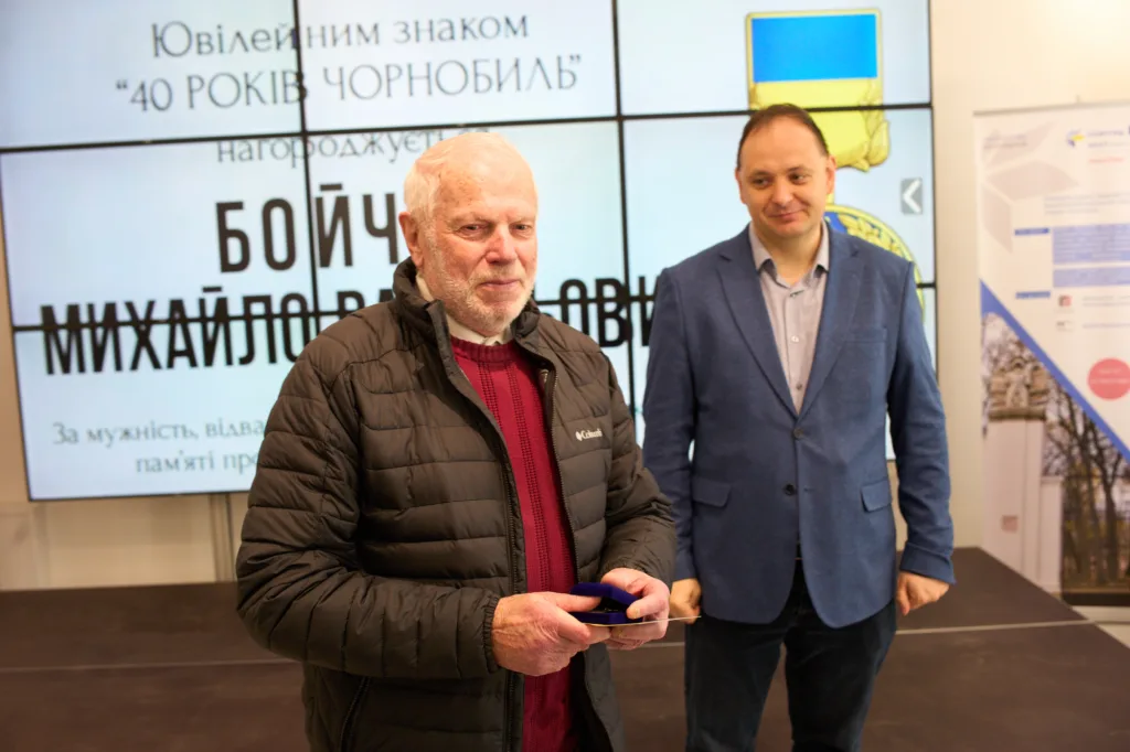 Вручення нагороди до річниці Чорнобильської катастрофи