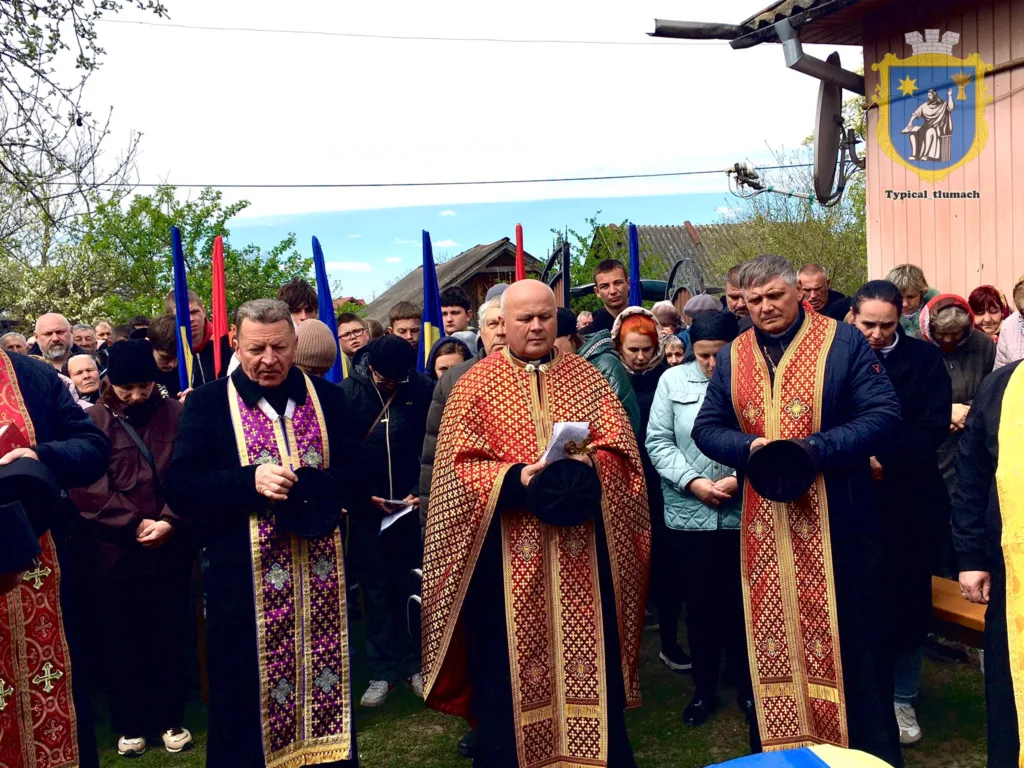 Священики та люди моляться на вулиці