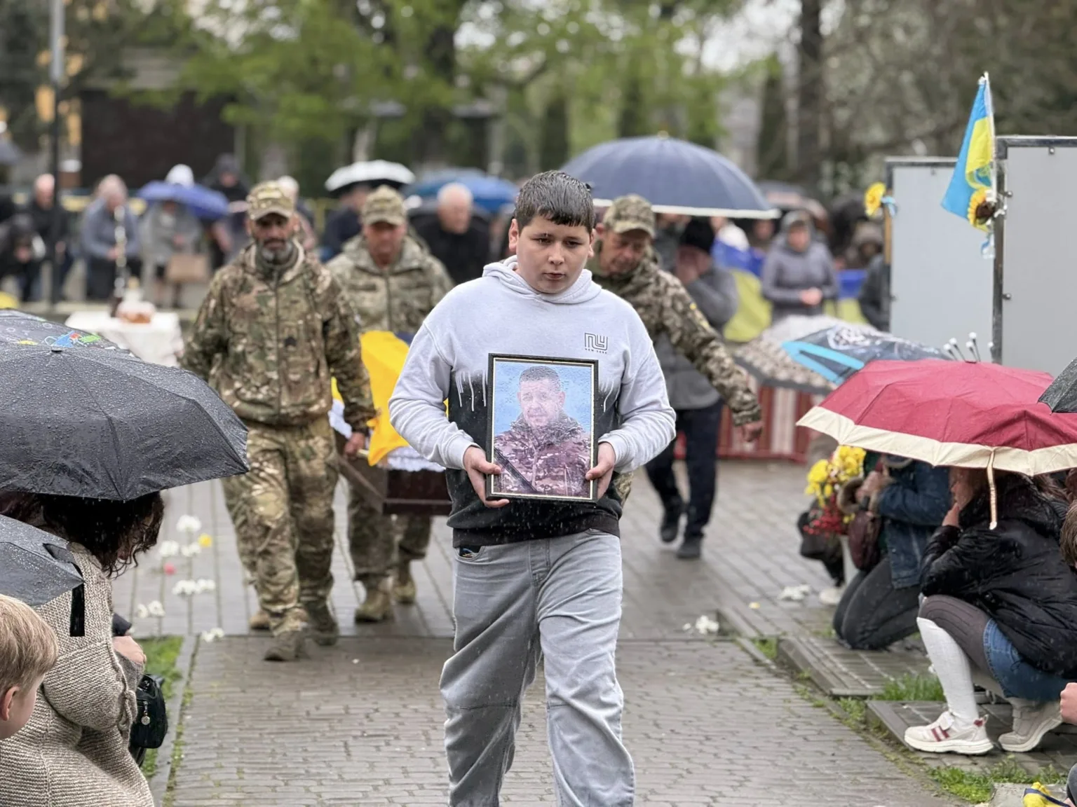 Прощання з українським військовим під дощем