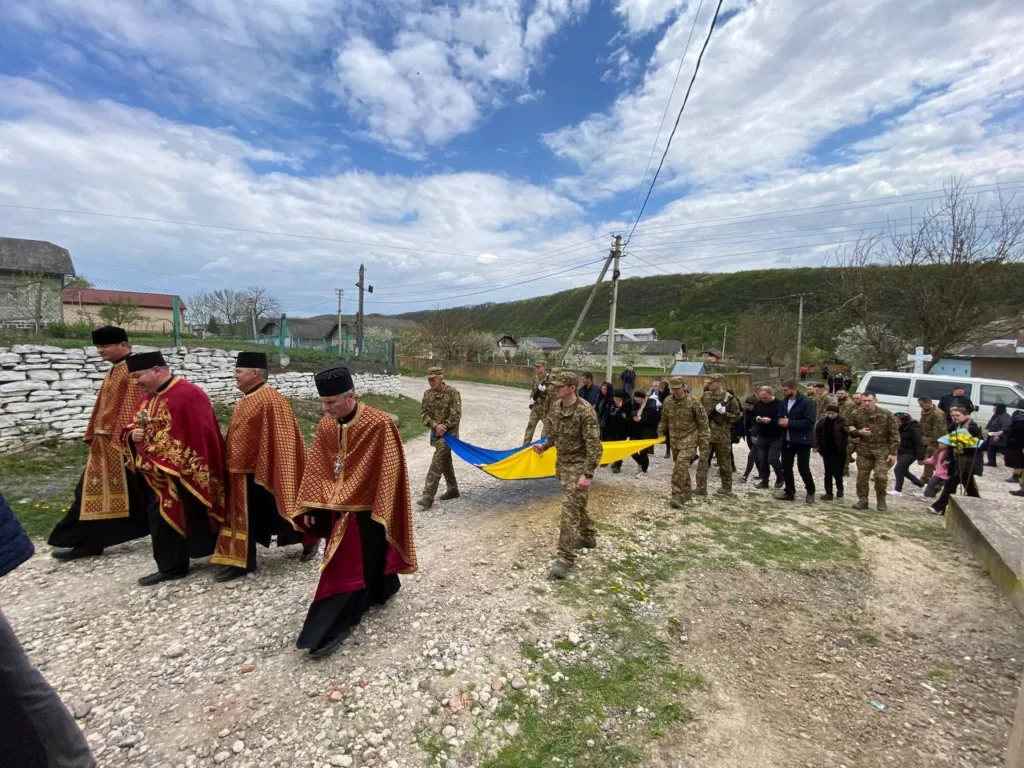 Військовий похорон із українським прапором у селі
