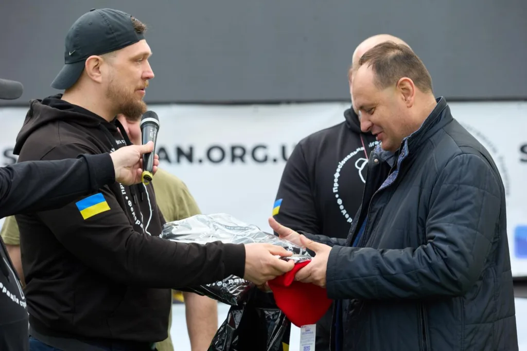 Передача подарунків під час благодійного заходу в Україні