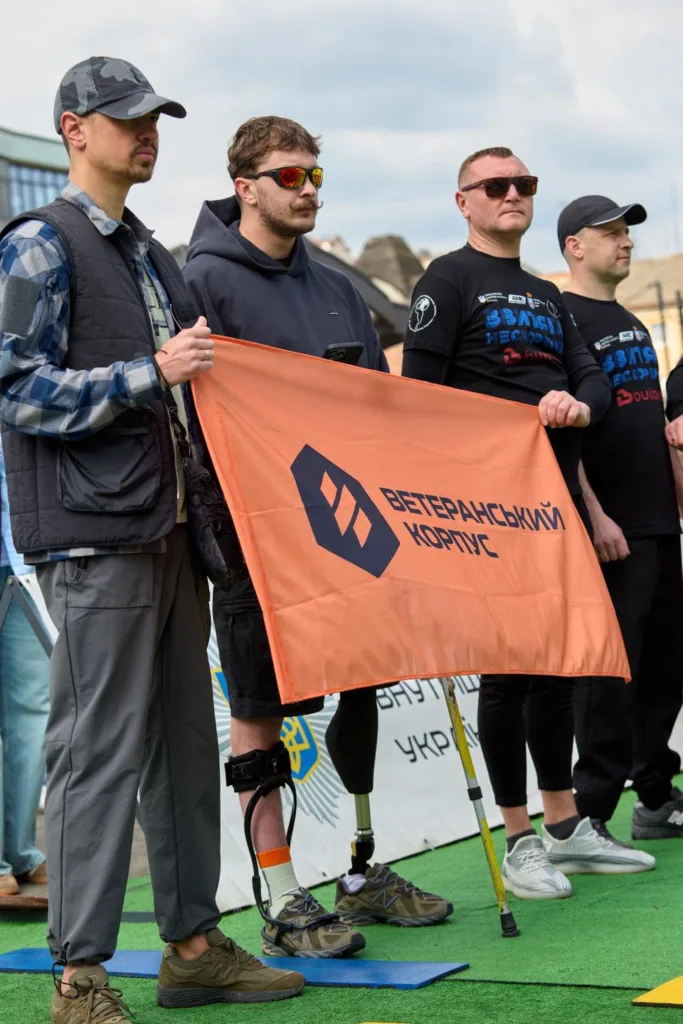 Ветерани тримають прапор «Ветеранський корпус»