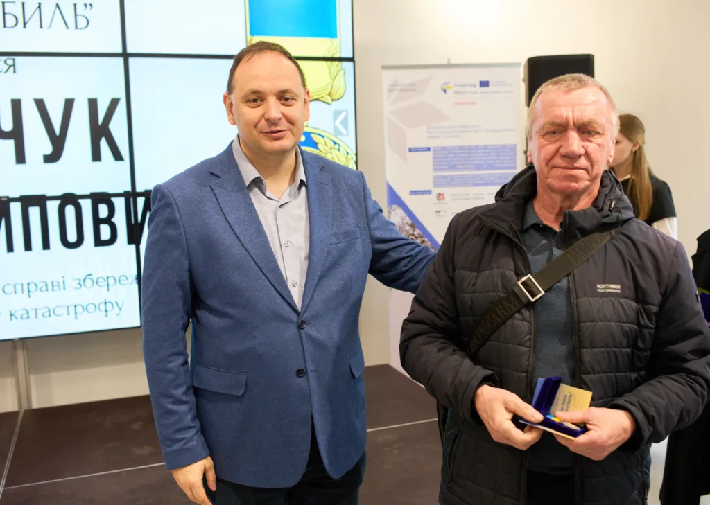 Двоє чоловіків на урочистому заході з нагородження