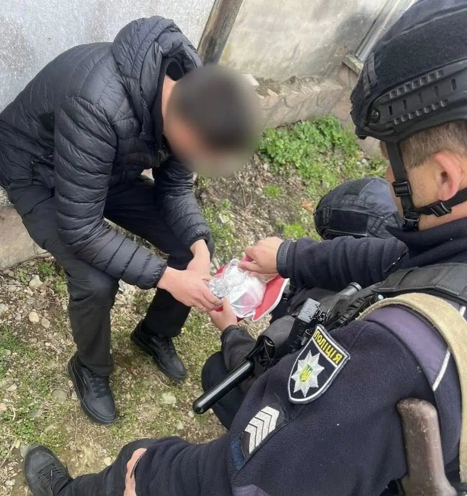 Поліцейські затримують чоловіка з пакетом доказів