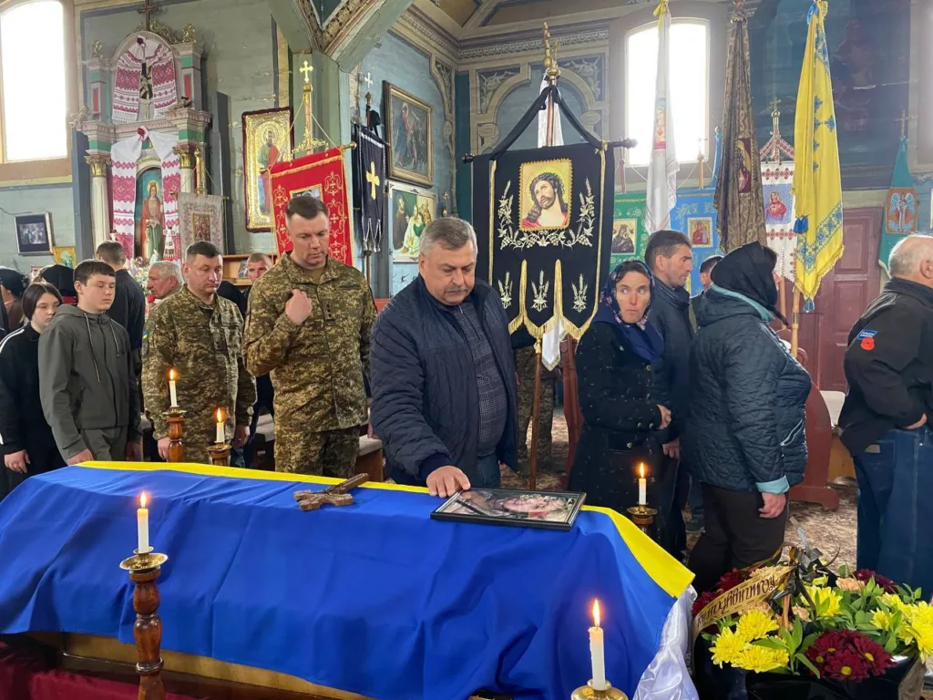 Прощання з військовим у церкві з прапором України