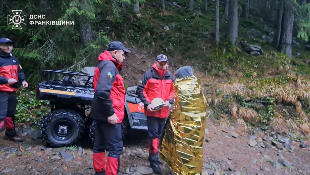 Рятувальники допомагають людині в горах