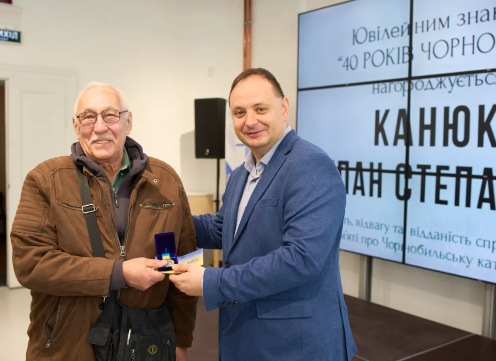 Вручення нагороди до річниці Чорнобильської катастрофи