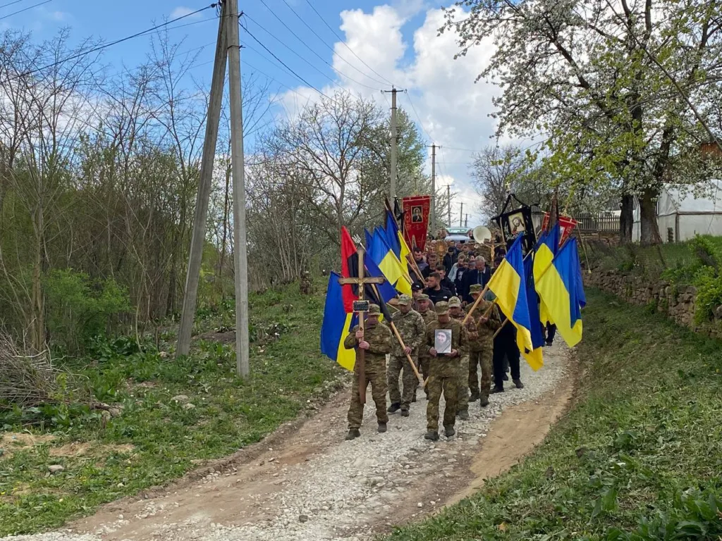 Військовий похід із прапорами України селом
