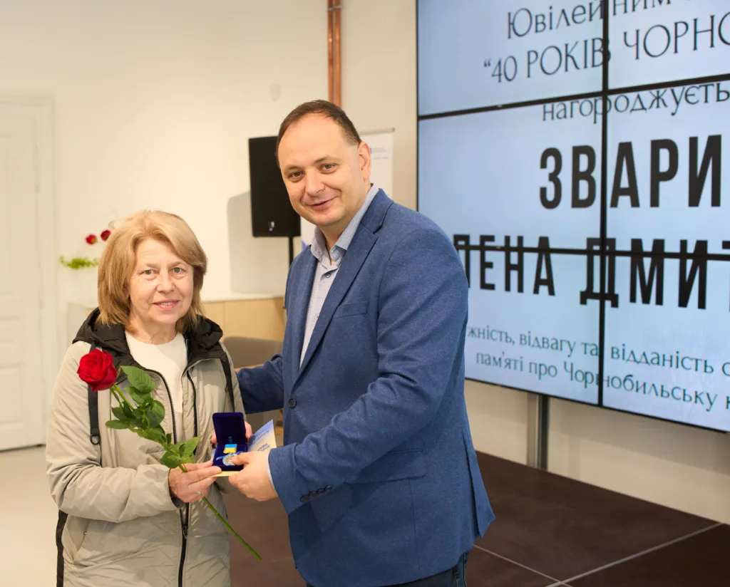 Нагородження жінки медаллю та квіткою на події