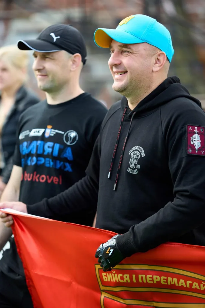 Чоловіки з прапором на спортивному заході