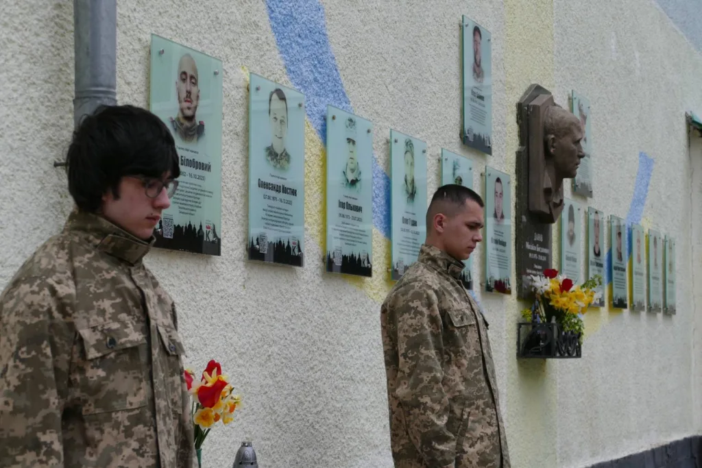 Військові вшановують пам’ять героїв на стіні пам’яті