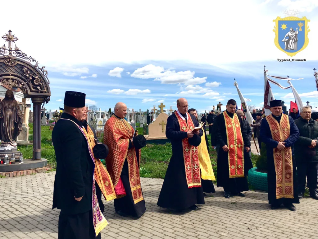 Священники проводять молебень на кладовищі