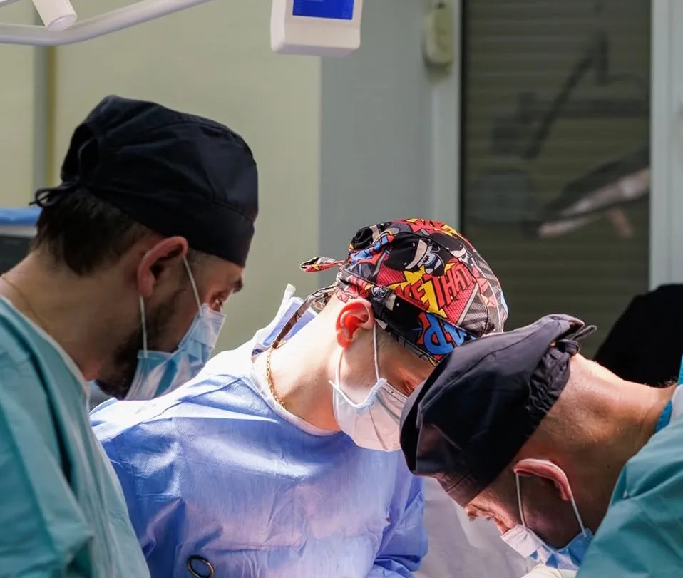 Хірурги виконують операцію в операційній