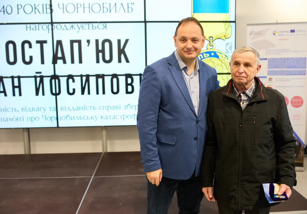 Вручення нагороди ліквідатору Чорнобильської катастрофи