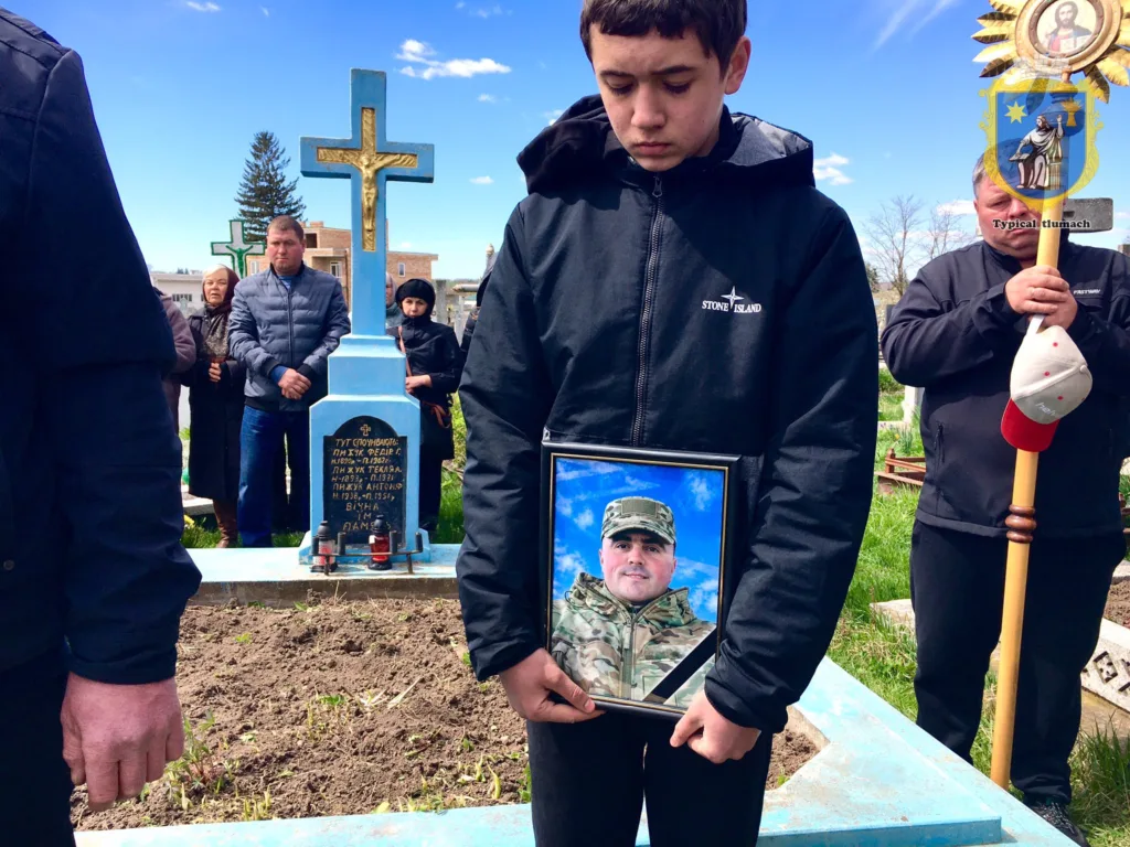 Похорон українського військового на цвинтарі