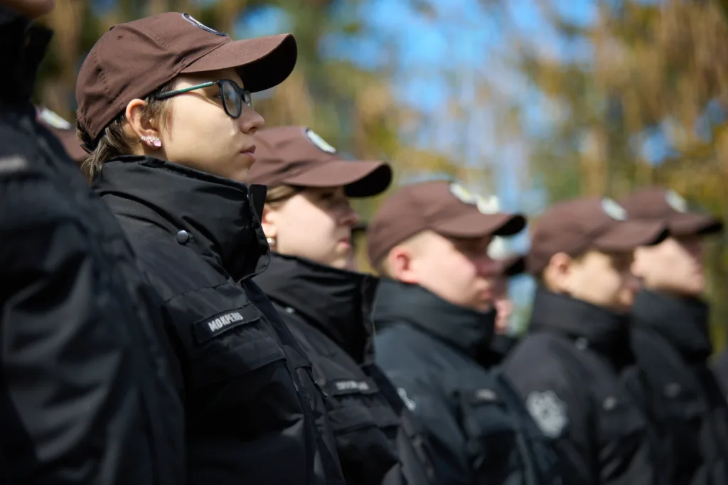 Молоді курсанти поліції стоять у строю на вулиці