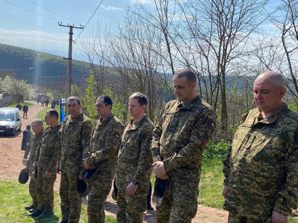 Українські військові стоять у строю на вулиці