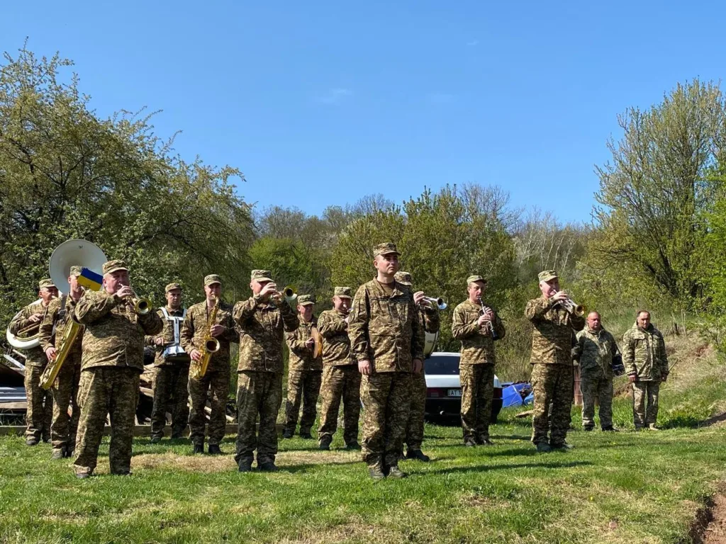 Військовий оркестр грає просто неба