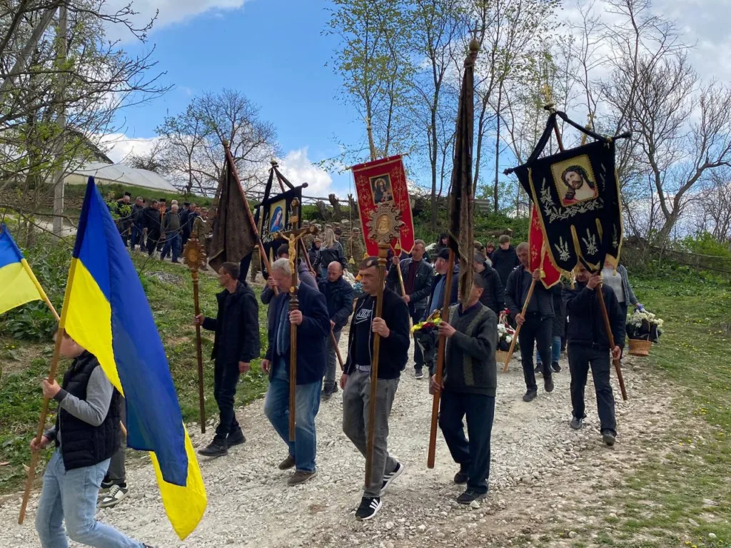 Релігійна хода з прапорами та іконами в Україні