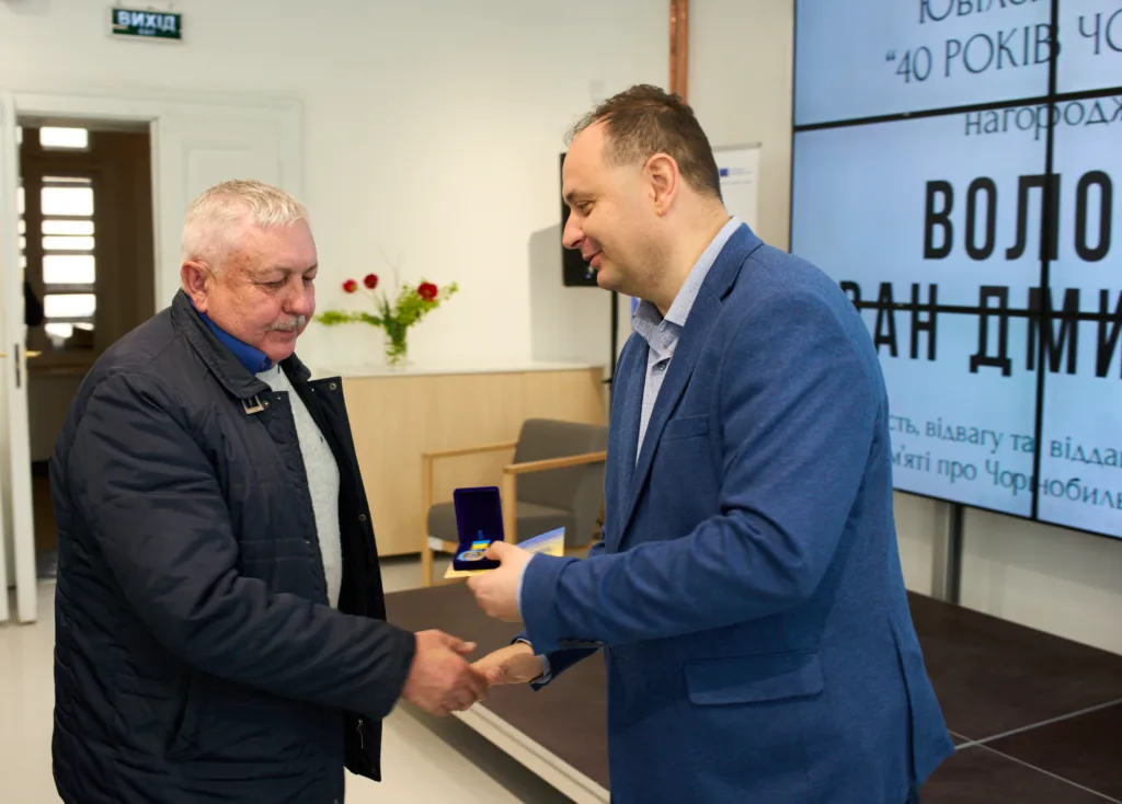 Вручення нагороди під час урочистого заходу