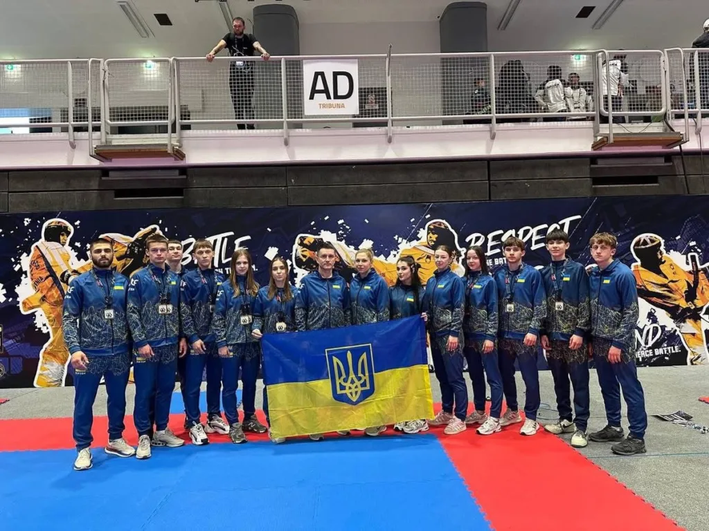 Українська команда з прапором на спортивних змаганнях