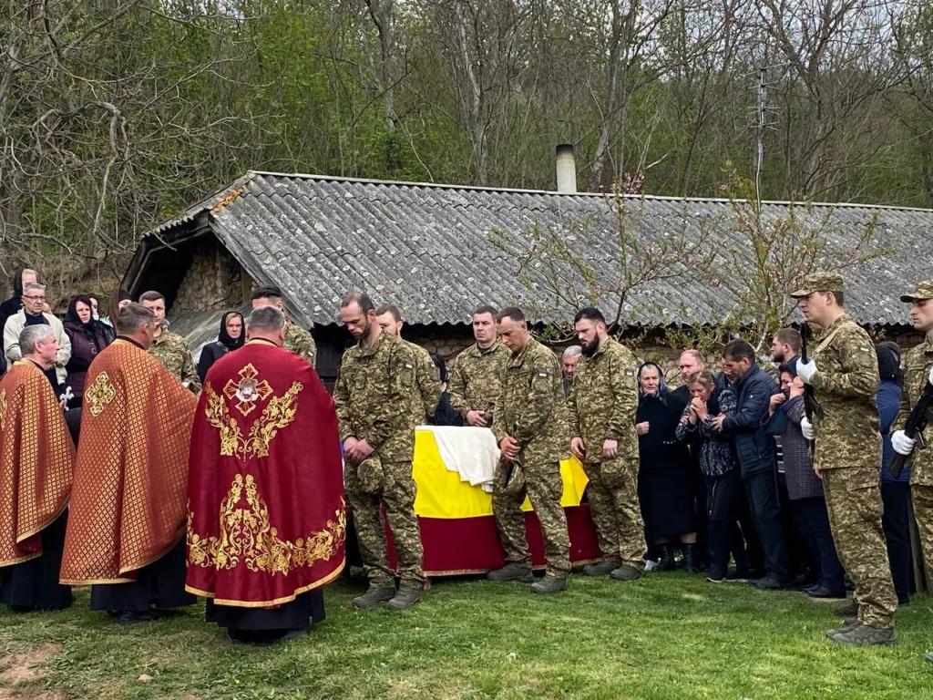 Військові проводжають загиблого героя з почестями