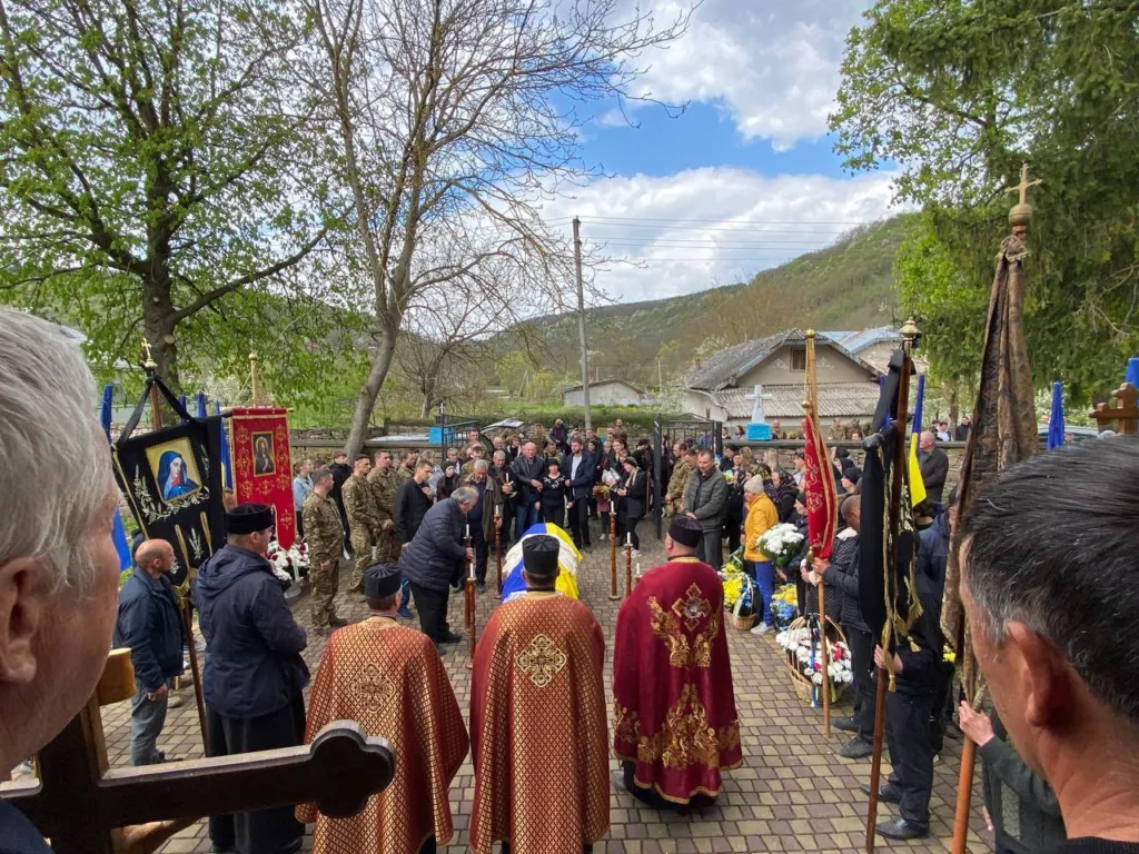 Похоронна церемонія з військовими та священниками
