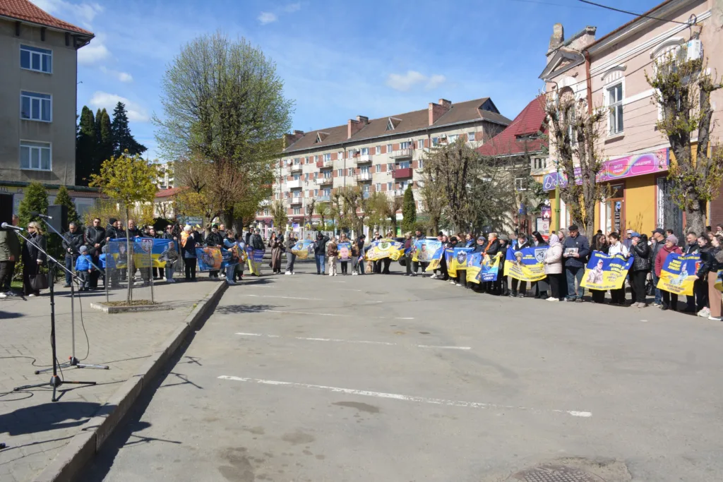 Мітинг людей з українськими прапорами на вулиці