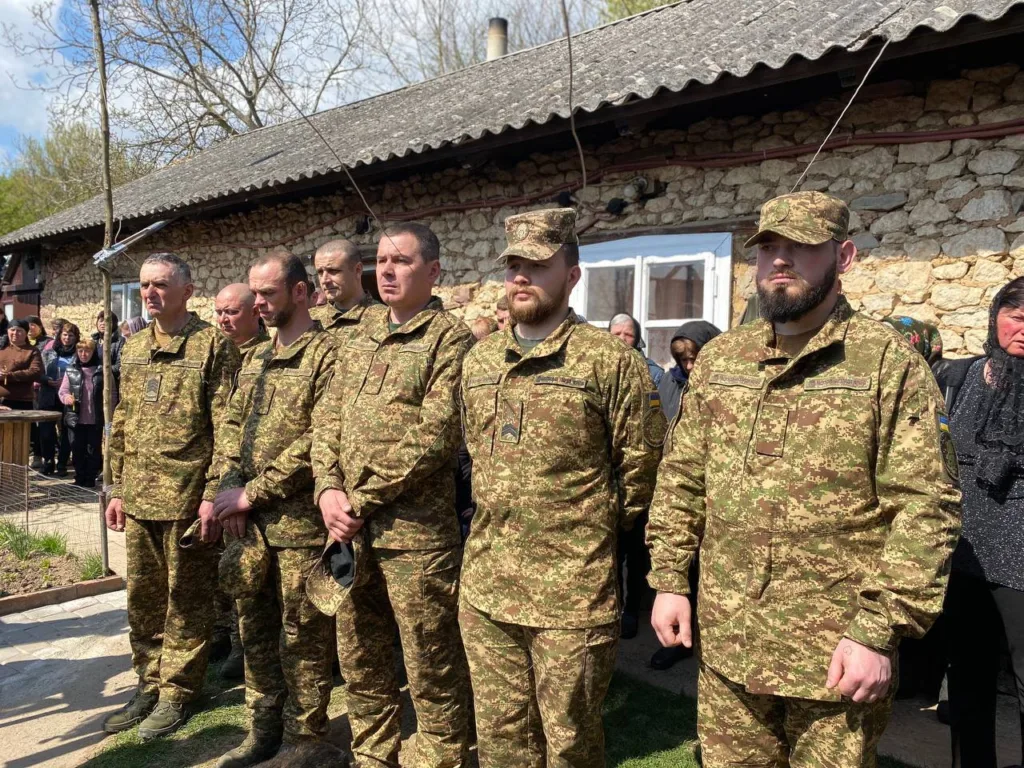 Українські військові стоять під час церемонії.