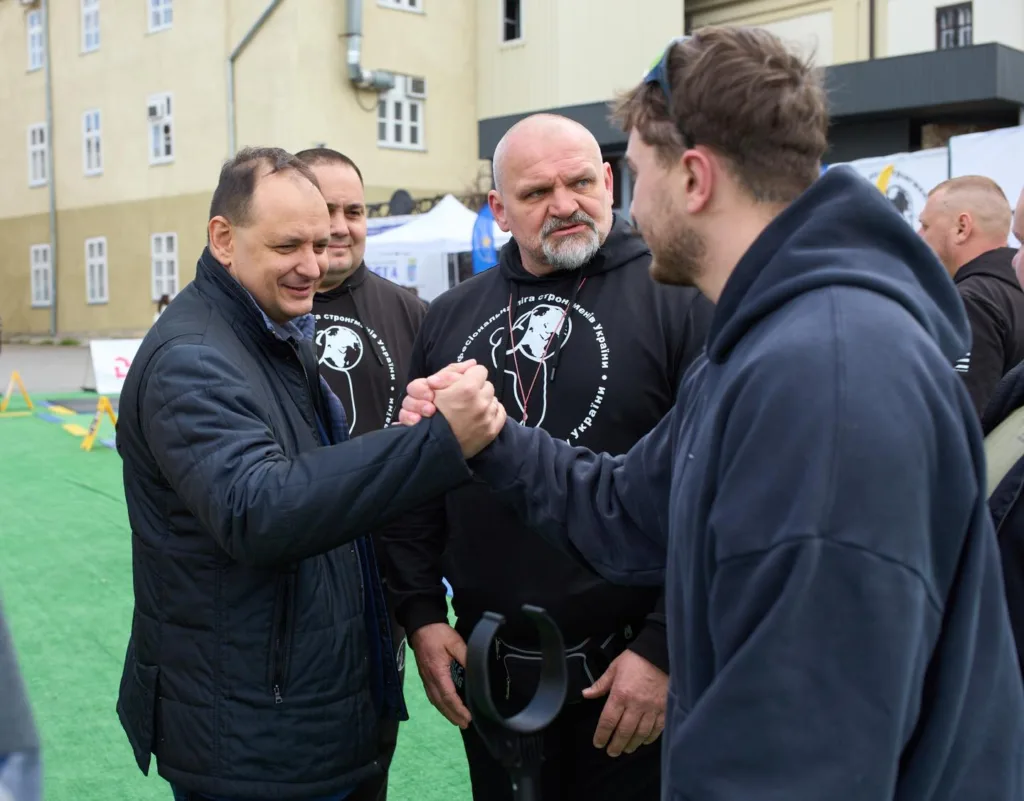 Чоловіки вітаються під час заходу на вулиці