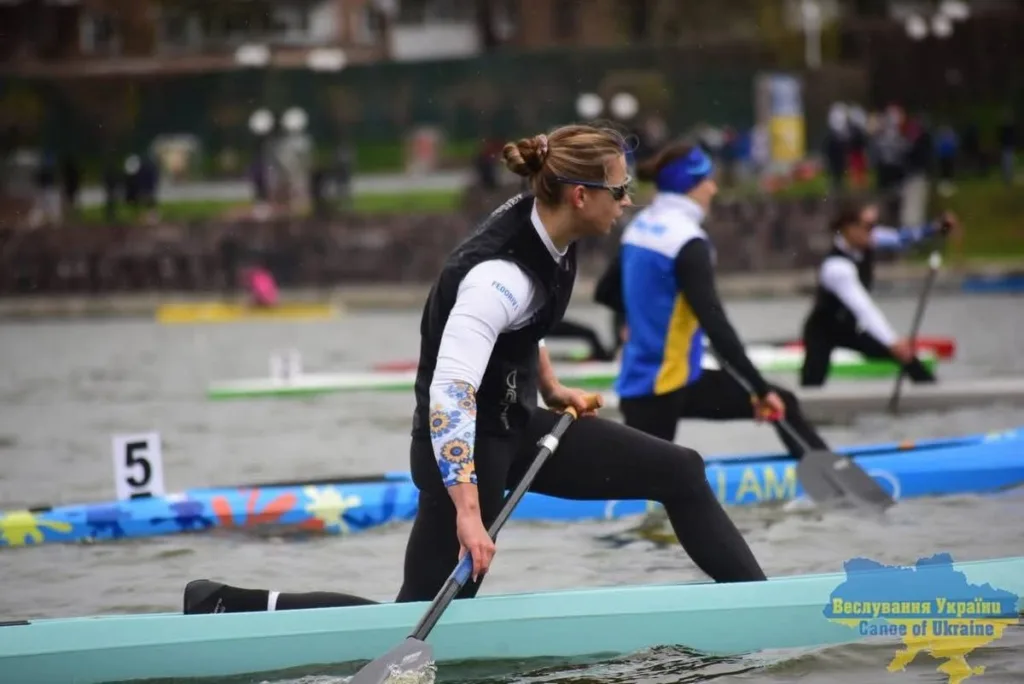 Спортсмени веслують на каное під час змагань