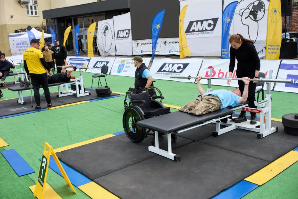 Змагання спортсменів з інвалідністю у жимі лежачи