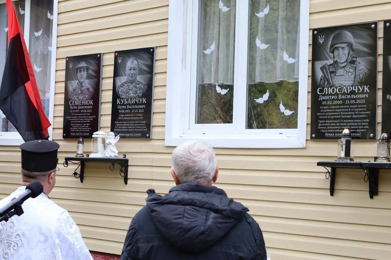 Вшанування пам’яті полеглих українських військових біля меморіалу