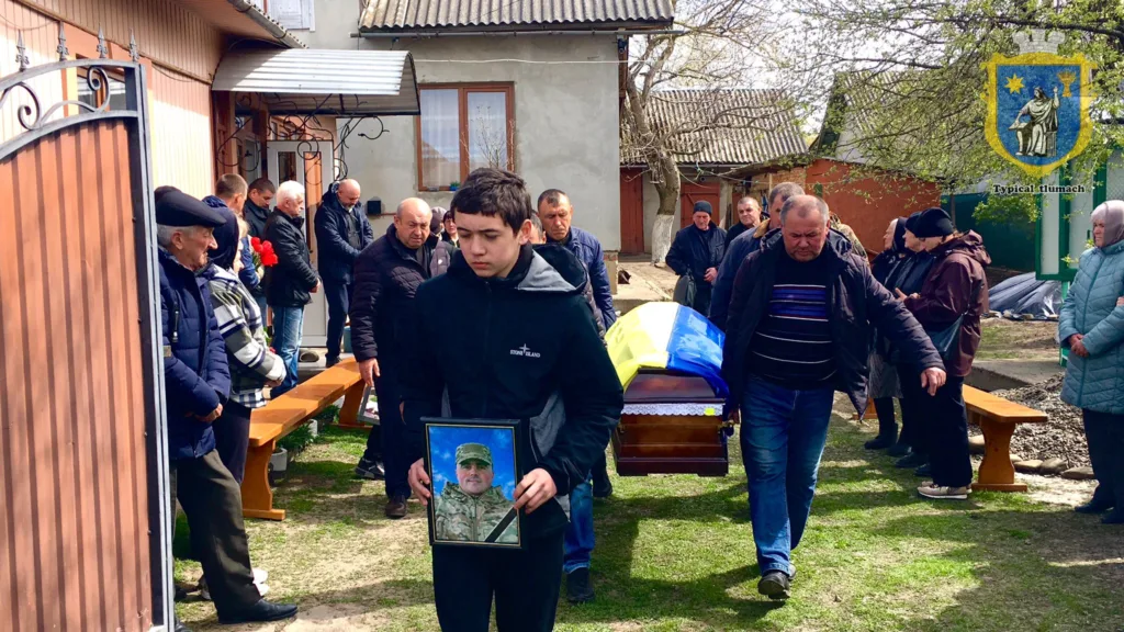 Поховання військового героя з прапором України