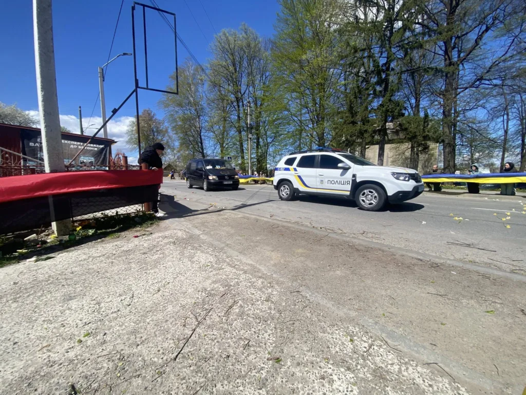 Поліцейський автомобіль на міській вулиці