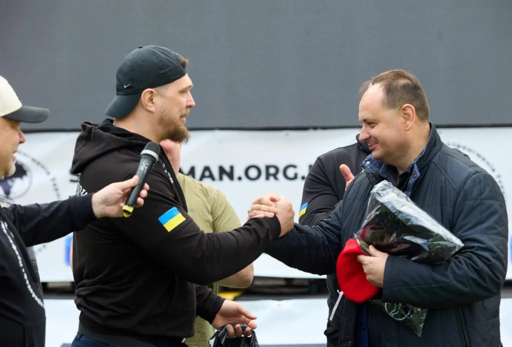 Двоє чоловіків вітаються рукостисканням на заході