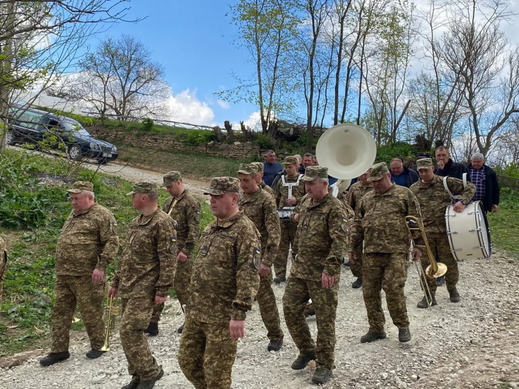 Військовий оркестр йде сільською дорогою