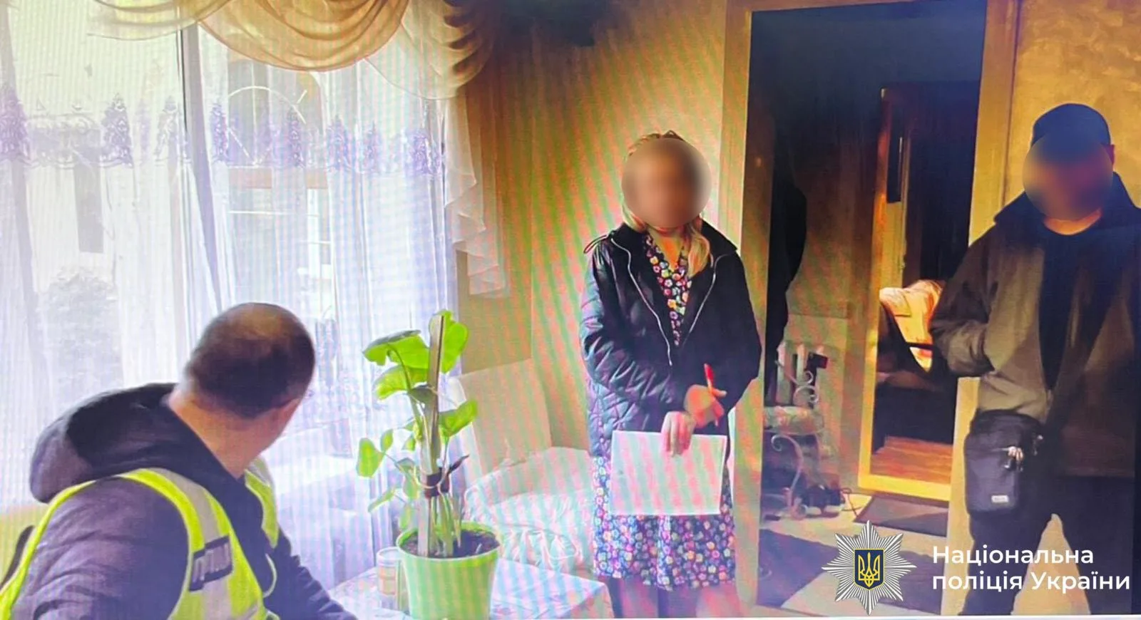 Поліція проводить розслідування у житловому будинку