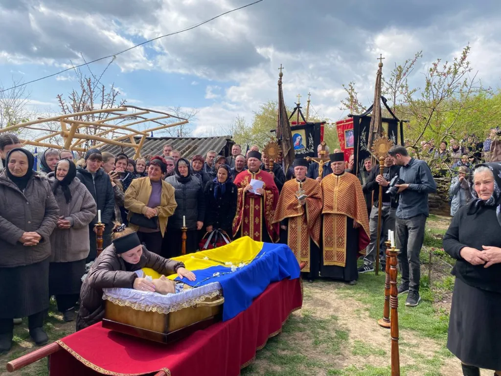 Похорон героя з українським прапором і громадою