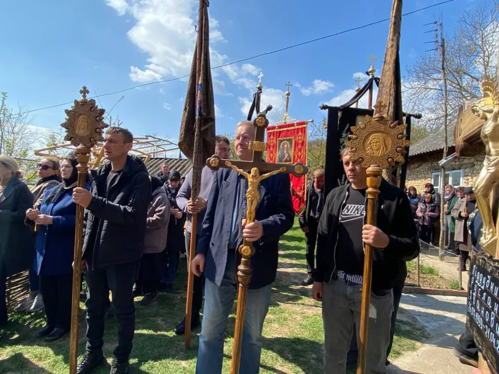 Релігійна хода з хрестами та іконами на подвір’ї