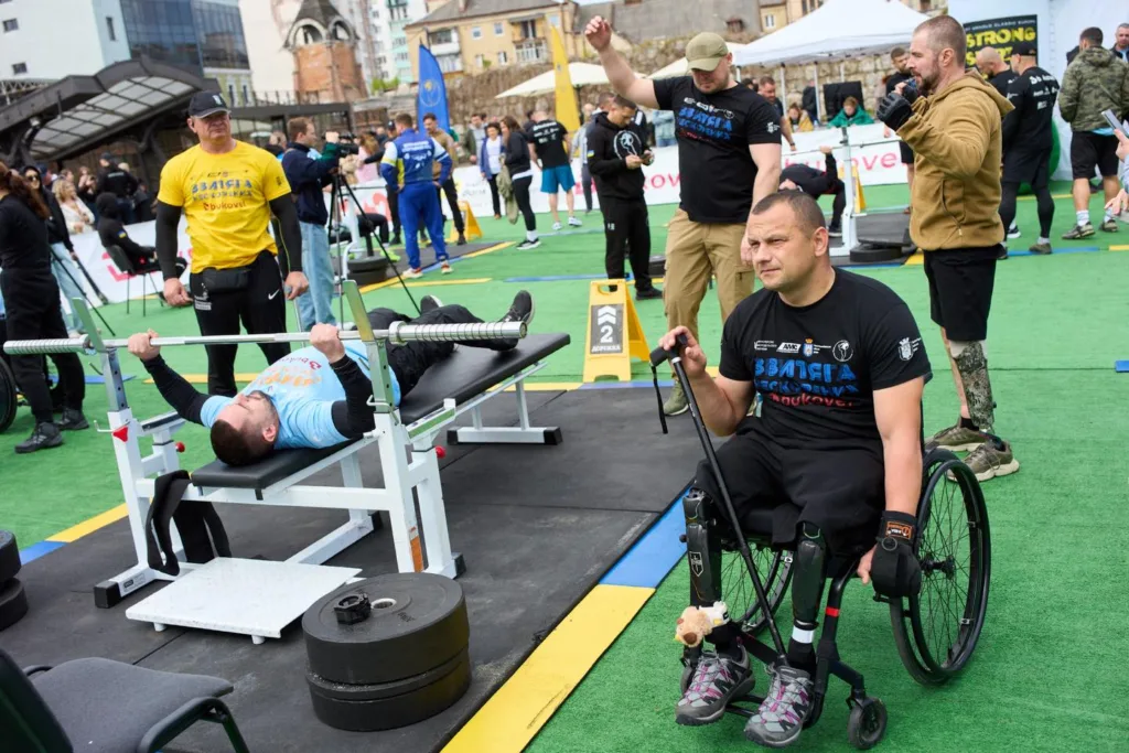 Спортивні змагання для людей з інвалідністю на вулиці