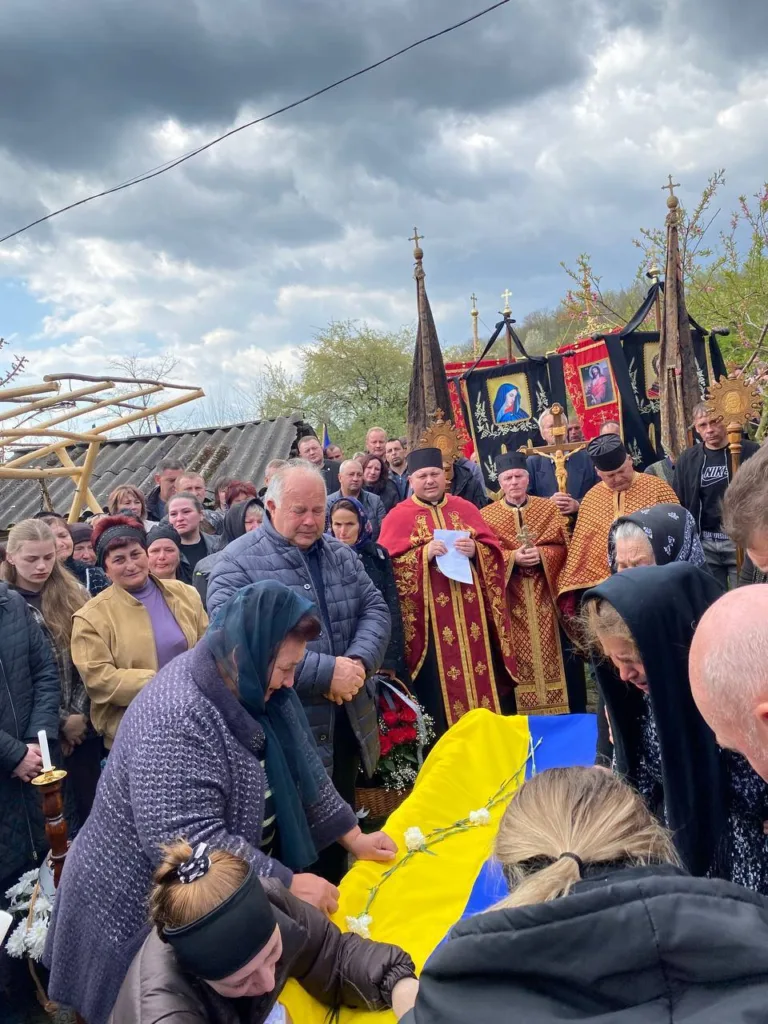 Прощання з полеглим воїном під прапором України