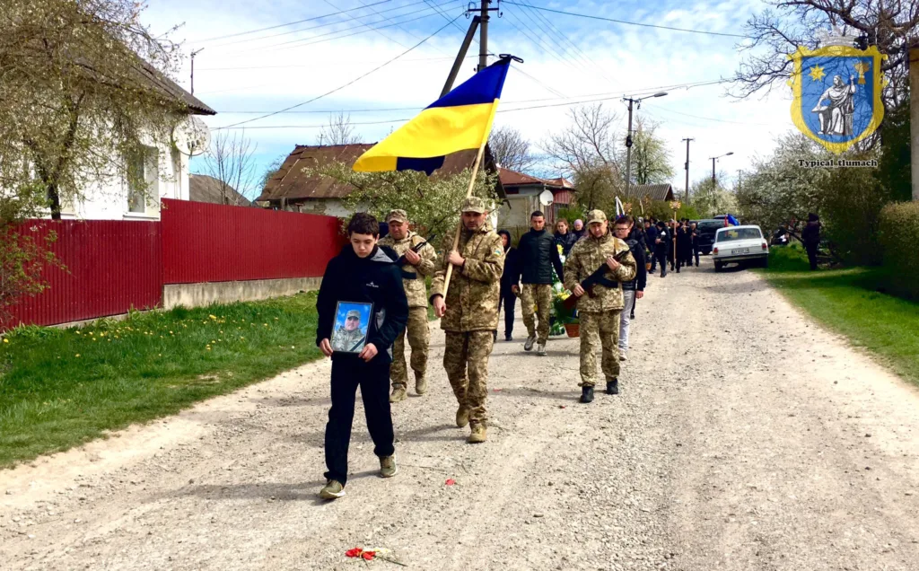 Військові несуть український прапор під час церемонії