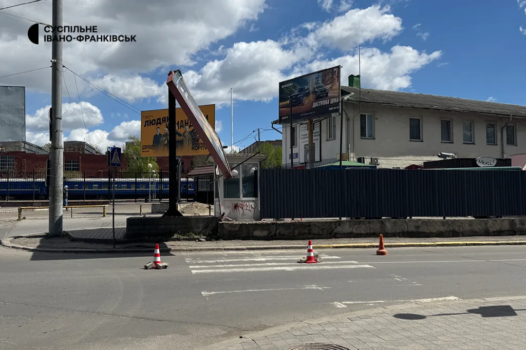 Пошкоджений білборд біля дороги в Івано-Франківську