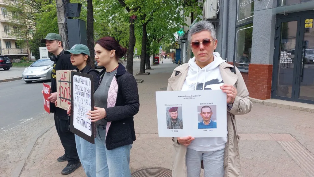 Люди тримають плакати під час вуличної акції